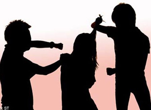 4 tên đốn mạt thay nhau hãm hiếp rồi ép cô gái nhận 400 ngàn đồng - ảnh 1