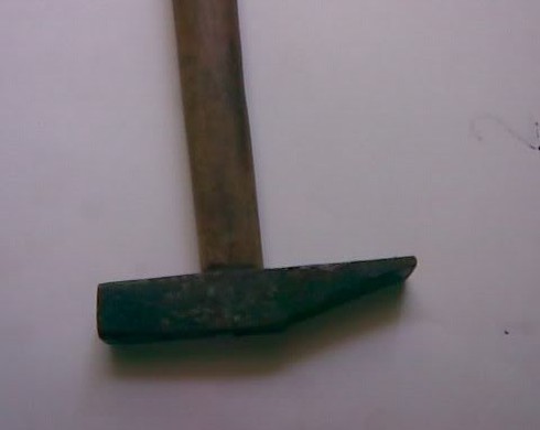 Mang búa sắt truy tìm, đánh người can ngăn - ảnh 1