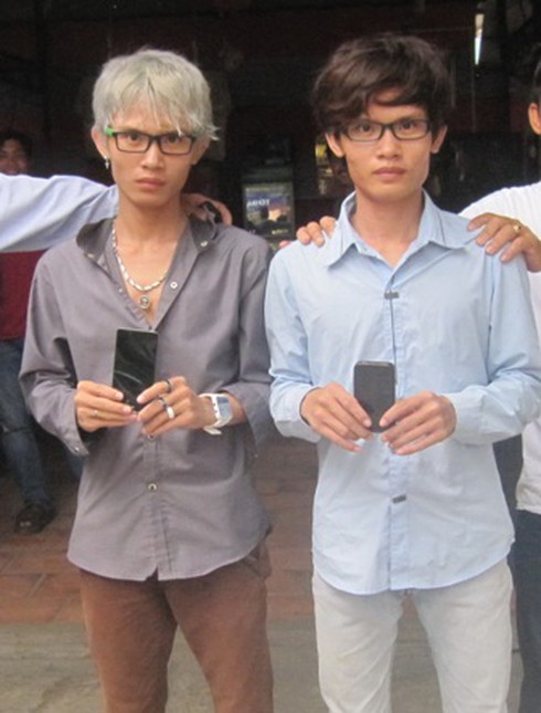 Cặp song sinh chuyên cạy cửa nhà sa lưới