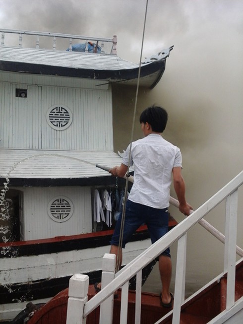 Cháy tàu chở 17 khách trên Vịnh Hạ Long - ảnh 1
