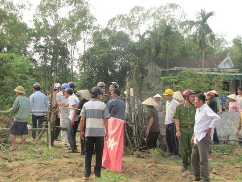 Lý do người dân quá khích bắt 4 công an, đốt xe Trưởng CA xã? - ảnh 2