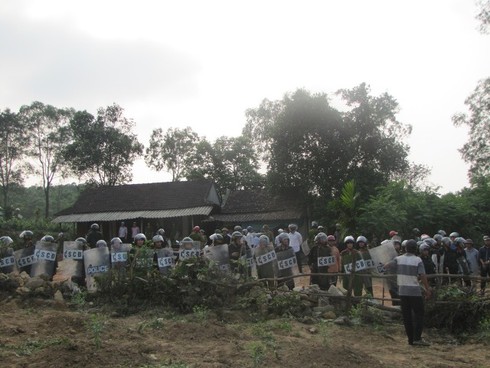 Lý do người dân quá khích bắt 4 công an, đốt xe Trưởng CA xã? - ảnh 1