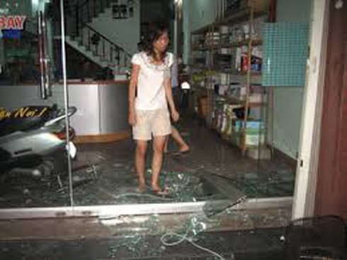 Kéo đến nhà bạn gái nhậu rồi đập bể cửa kính - ảnh 1