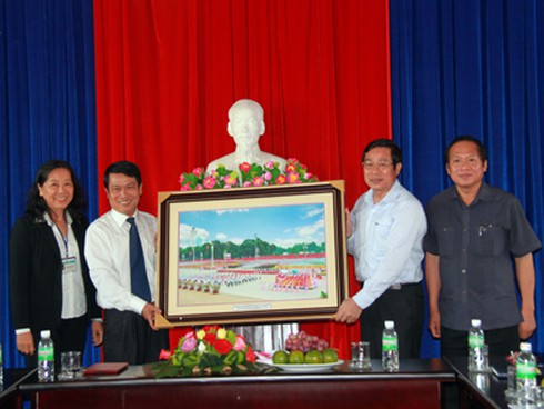 Bộ trưởng Bộ Thông tin và truyền thông thăm Báo Khánh Hòa - ảnh 1