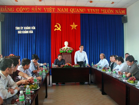 Bộ trưởng Bộ Thông tin và truyền thông thăm Báo Khánh Hòa - ảnh 2