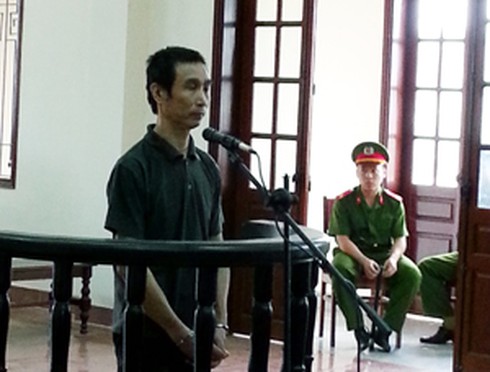 Ánh đèn xe máy cắt ngang
