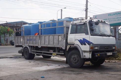 Cả ngàn lít axít đổ xuống đường, bốc khói ngùn ngụt - ảnh 1