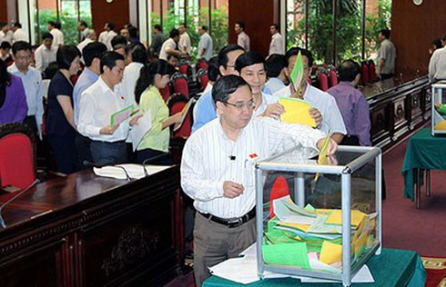 Lấy phiếu tín nhiệm, sửa hướng nào? - ảnh 1