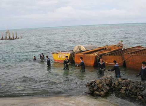 Điều chưa biết về đội quân vác đá xây Trường Sa - ảnh 1