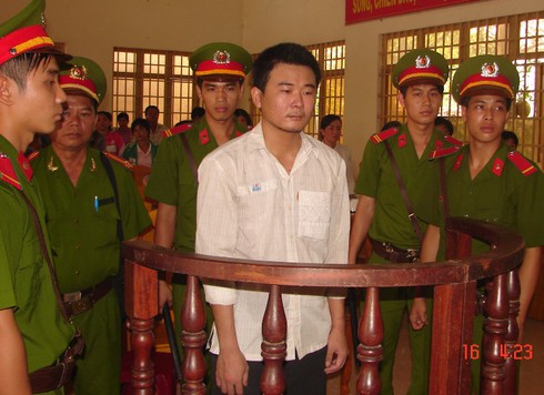 “Nối lại tình xưa” với vợ không xong, cuồng ghen chém loạn - ảnh 1
