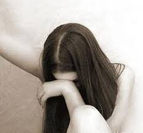 Nữ sinh đang đạp xe về nhà thì bị