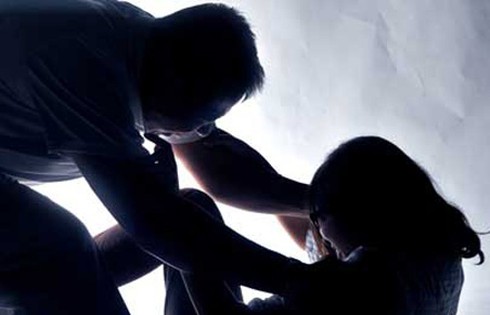 Làm chuyện đồi bại với bé gái trong nghĩa trang - ảnh 1