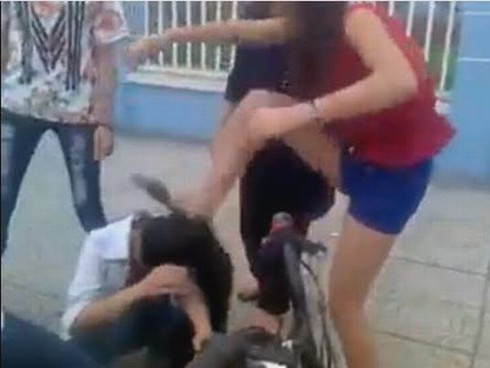 Quảng Ninh: Làm rõ nhóm nữ sinh đánh bạn tàn nhẫn giữa đường - ảnh 1