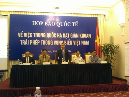 Họp báo quốc tế: Tàu Trung Quốc đã chủ động đâm tàu Cảnh sát biển VN - ảnh 1