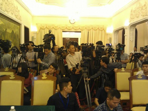 Họp báo quốc tế: Tàu Trung Quốc đã chủ động đâm tàu Cảnh sát biển VN - ảnh 4