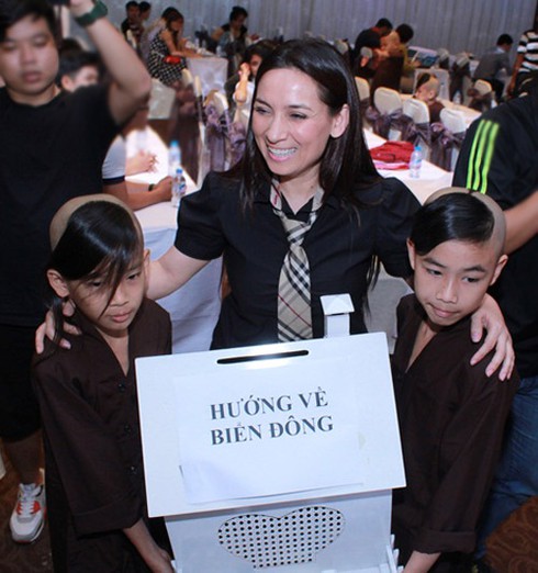 Phi Nhung cùng con nuôi kêu gọi góp quỹ