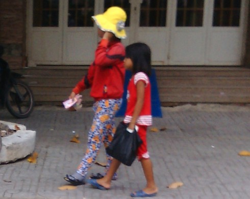 Khi trẻ em trở thành “cần câu cơm” cho gia đình ! - ảnh 1