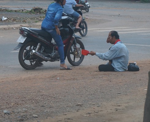 Người đàn ông ăn xin là ai? - ảnh 1