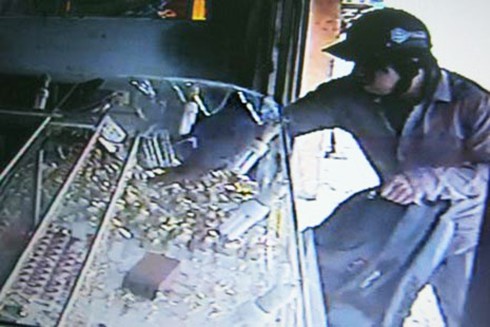 Đập tủ kính cướp vàng, vội chạy nên vừa đi vừa rơi - ảnh 1