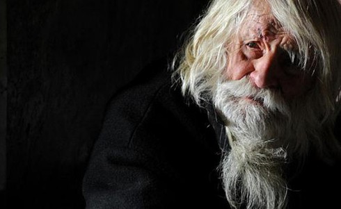 Ông lão ăn mày được ca ngợi là thánh sống - ảnh 1