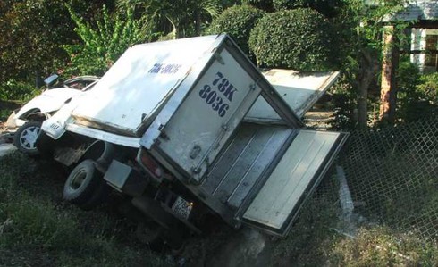 Phú Yên: Xe tải lật xuống mương, 2 người thoát nạn - ảnh 1