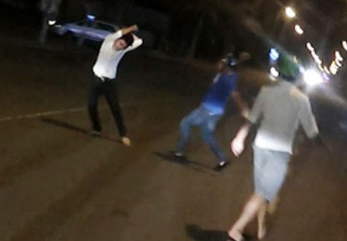 Say rượu, vác dao truy sát hàng xóm - ảnh 1