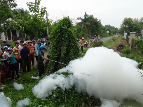 Bọt trắng lạ ở Trảng Bàng, Tây Ninh chứa chất độc Xyanua hàm lượng cao - ảnh 2