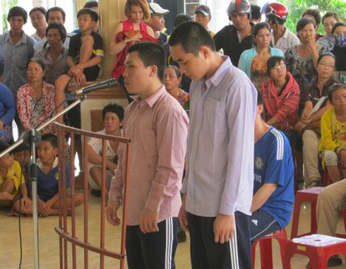 Khống chế thiếu nữ rồi nhờ người về nhà lấy bao cao su để hiếp dâm - ảnh 2