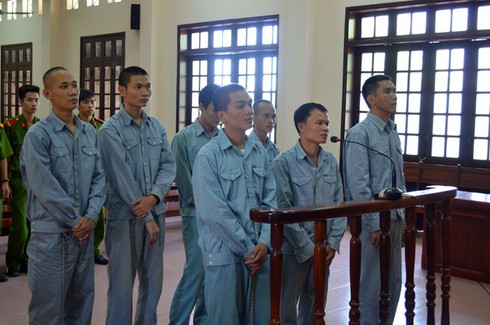 Nhóm phạm nhân dí dao vào cổ quản giáo lĩnh án - ảnh 1