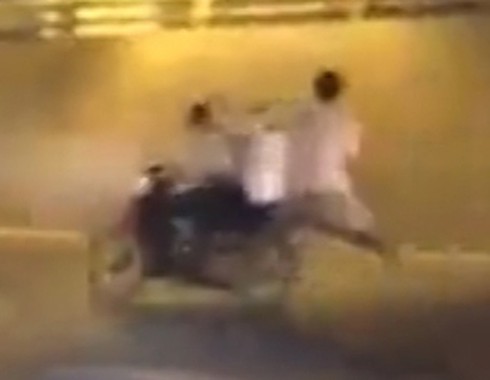 Tử vong vì... nhảy xuống đường khi xe đang chạy - ảnh 1