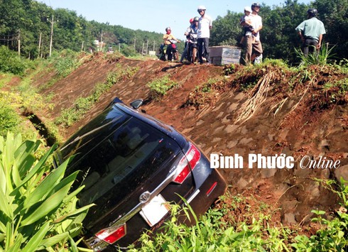 Xế hộp Camry “rớt” xuống mương - ảnh 1