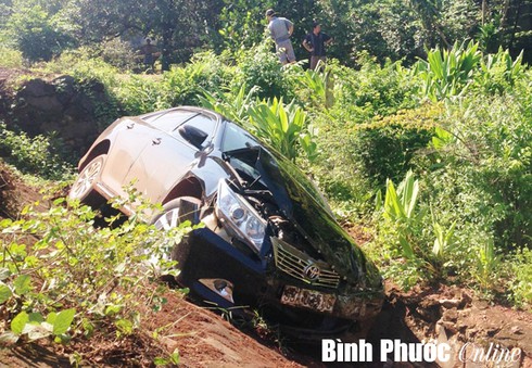 Xế hộp Camry “rớt” xuống mương - ảnh 2