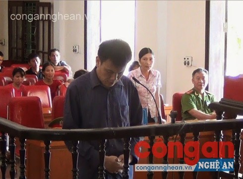 Mang súng đi tìm người tình, bắn bị thương cháu bé - ảnh 1