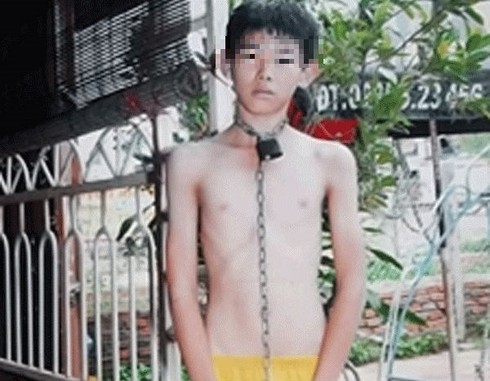 Bắt tạm giam kẻ đánh đập, xích con vào cột điện - ảnh 1