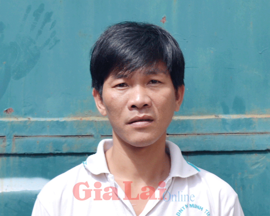 Bắt tạm giam kẻ đánh đập, xích con vào cột điện - ảnh 2