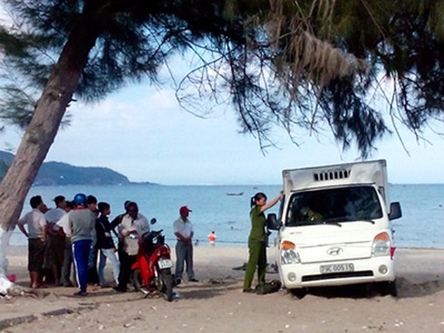 Bỏ lại ô tô trộm cắp trên bãi biển... vì sa lầy - ảnh 2