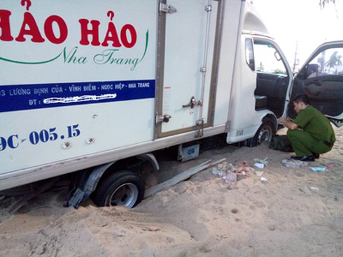 Bỏ lại ô tô trộm cắp trên bãi biển... vì sa lầy - ảnh 1