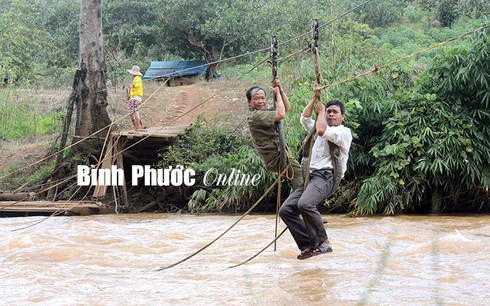 Bình Phước: Đánh đu trên mặt sông Lấp - ảnh 1