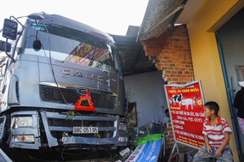 Xe tải lao vào nhà dân lúc mưa to - ảnh 2