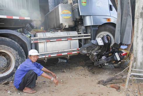 Xe tải lao vào nhà dân lúc mưa to - ảnh 1