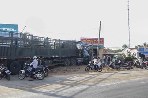 Xe tải lao vào nhà dân lúc mưa to - ảnh 3