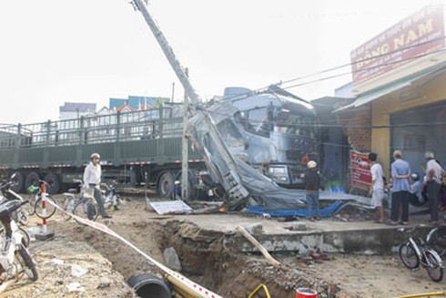 Xe tải lao vào nhà dân lúc mưa to - ảnh 4