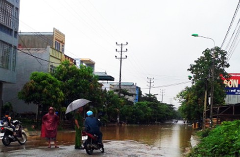 Lào Cai: Mưa lớn gây ngập lụt từ phố vào nhà - ảnh 2