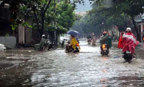 Lào Cai: Mưa lớn gây ngập lụt từ phố vào nhà - ảnh 3