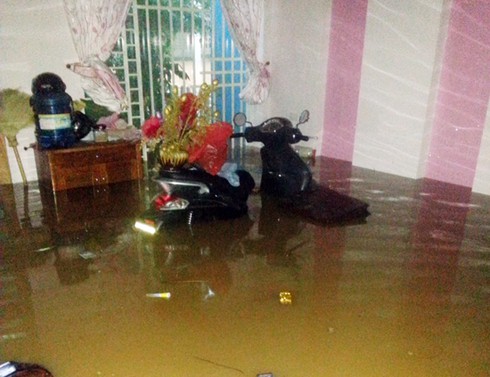 Lào Cai: Mưa lớn gây ngập lụt từ phố vào nhà - ảnh 1