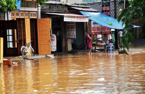 Lào Cai: Mưa lớn gây ngập lụt từ phố vào nhà - ảnh 4