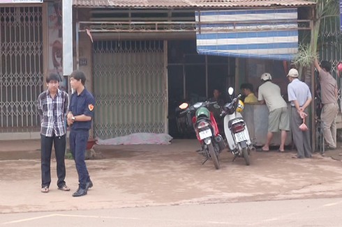 Ngủ dậy, phát hiện xác chết ngay cửa nhà - ảnh 1