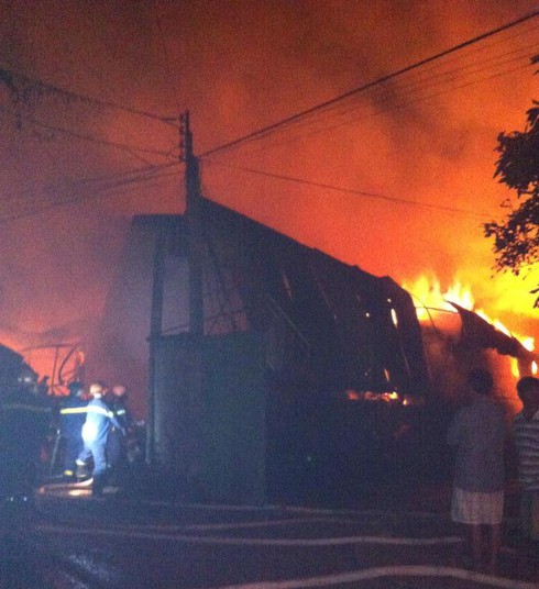 Cháy lớn thiêu rụi một kho vải tại Tây Ninh - ảnh 2