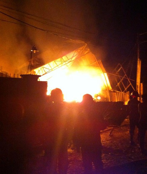 Cháy lớn thiêu rụi một kho vải tại Tây Ninh - ảnh 1