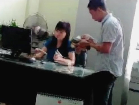 Đình chỉ cán bộ Bộ Công Thương nhận tiền “lót tay” công khai - ảnh 1